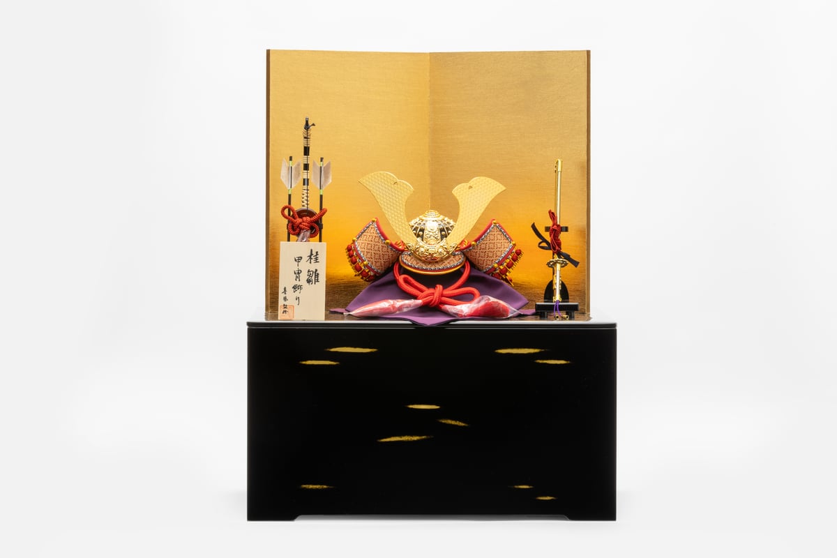 収納式　蒼依　大鍬形の兜 紅糸縅大鍬形之兜収納飾り | 桂雛／小佐畑人形店