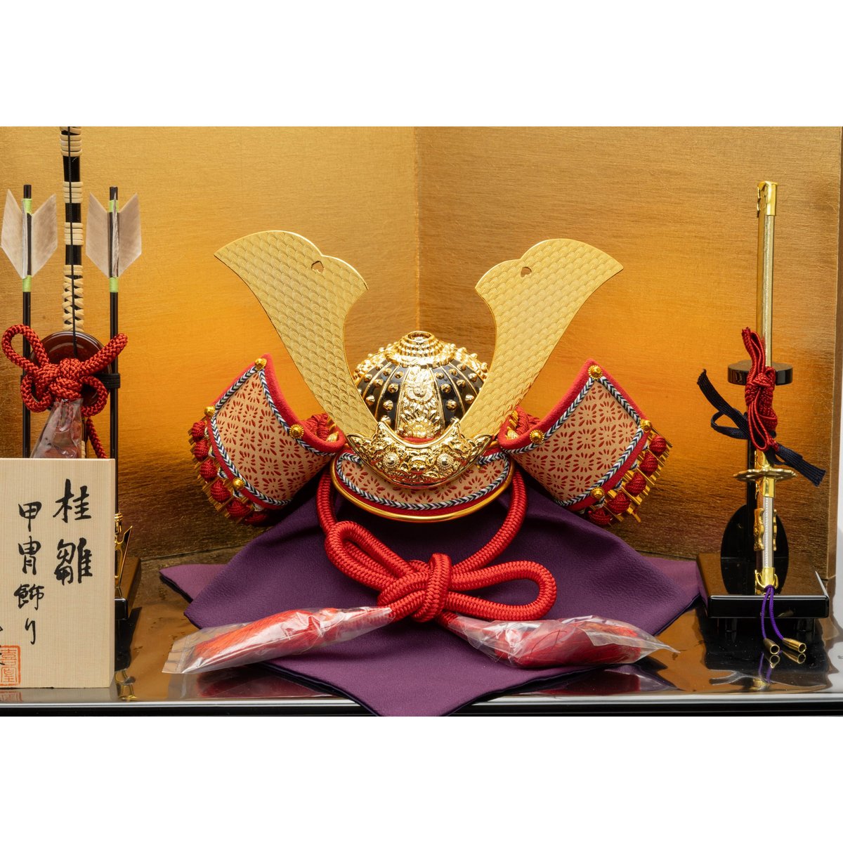 収納式　蒼依　大鍬形の兜 紅糸縅大鍬形之兜収納飾り | 桂雛／小佐畑人形店