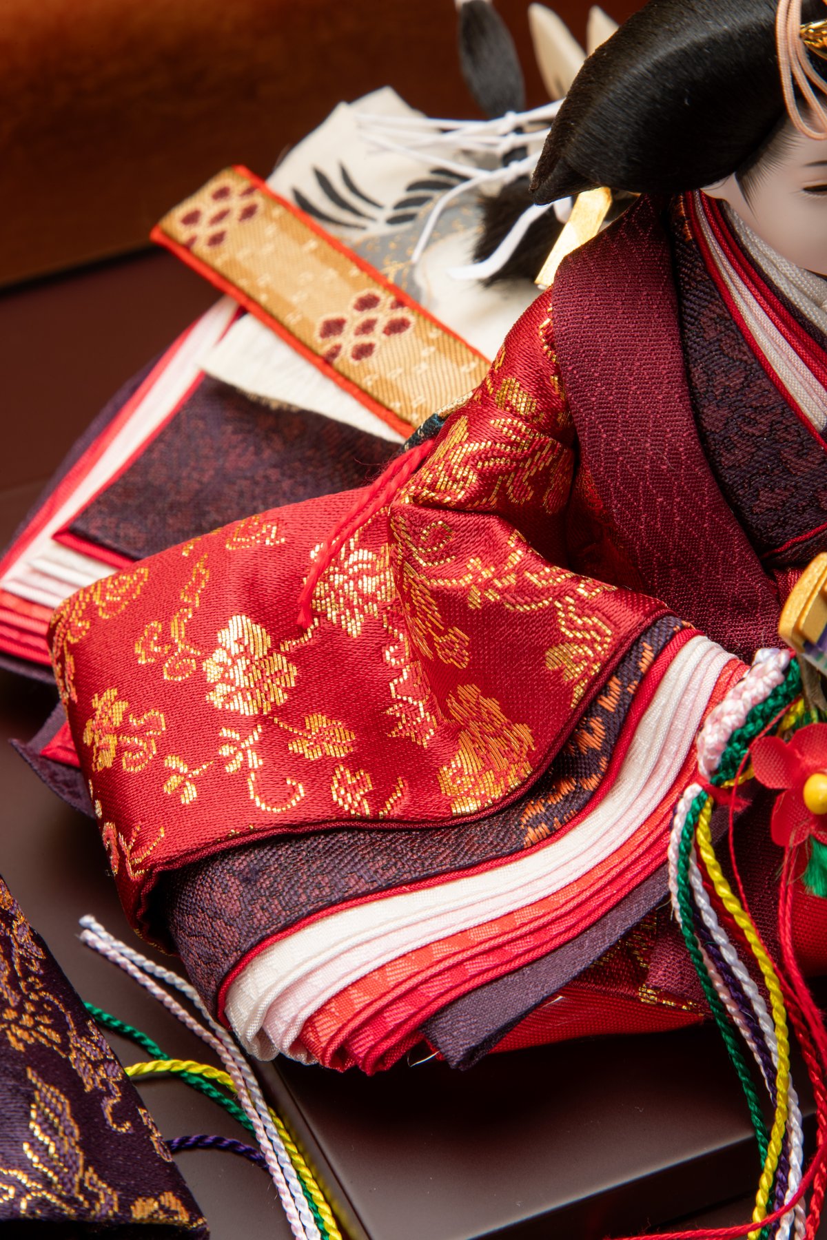 京十一番親王収納飾「牡丹唐草文錦：濃き紫」 | 桂雛／小佐畑人形店