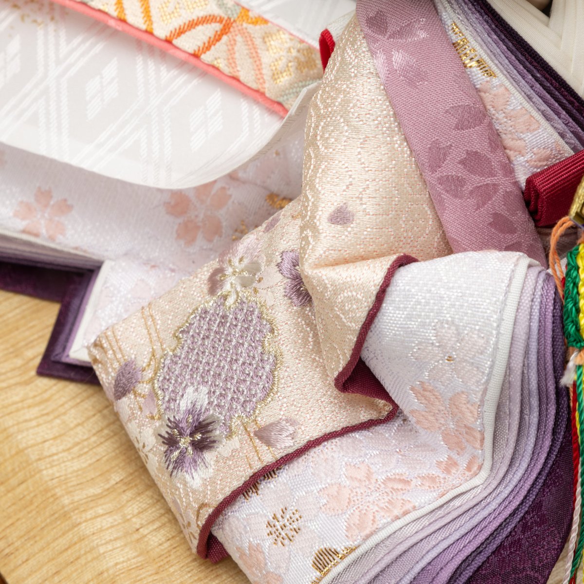 芥子親王飾り「刺繍：雪輪桜」 | 桂雛／小佐畑人形店