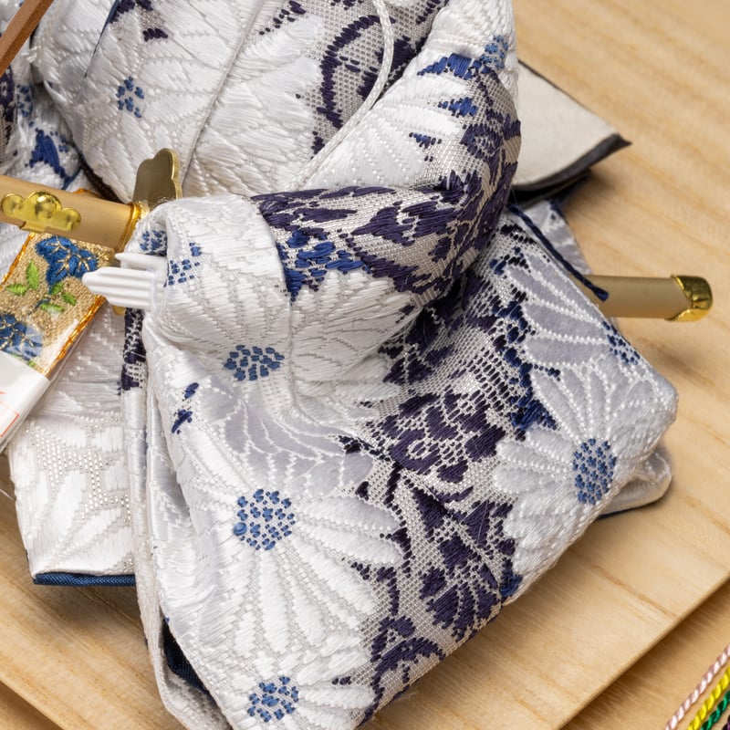 京十一番親王飾り「唐織袋帯：草木染色菊花文錦」 | 桂雛／小佐畑人形店