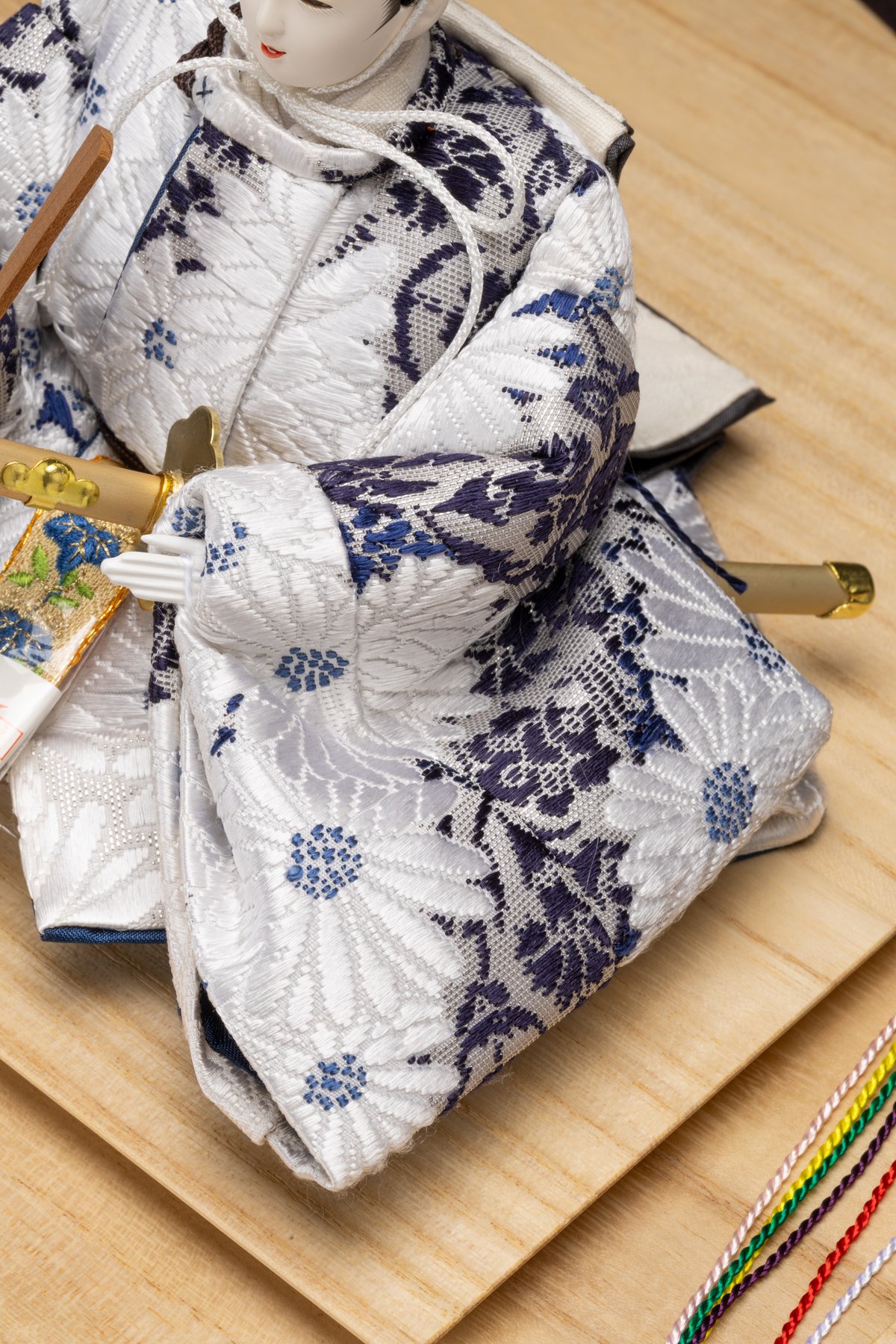 京十一番親王飾り「唐織袋帯：草木染色菊花文錦」 | 桂雛／小佐畑人形店