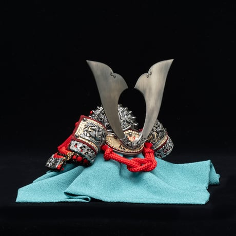 平安一水作 黒小札 赤絲縅 燻銀鍍金竹雀兜飾り