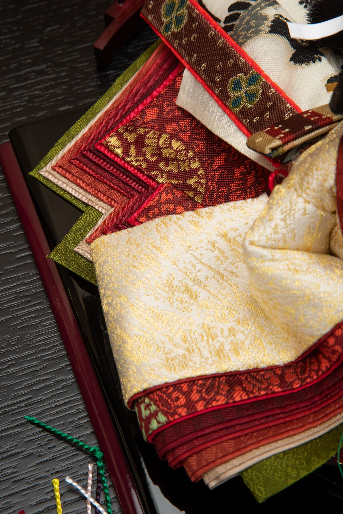 京十一番親王飾「龍村裂：菊もみ（金）」 | 桂雛／小佐畑人形店