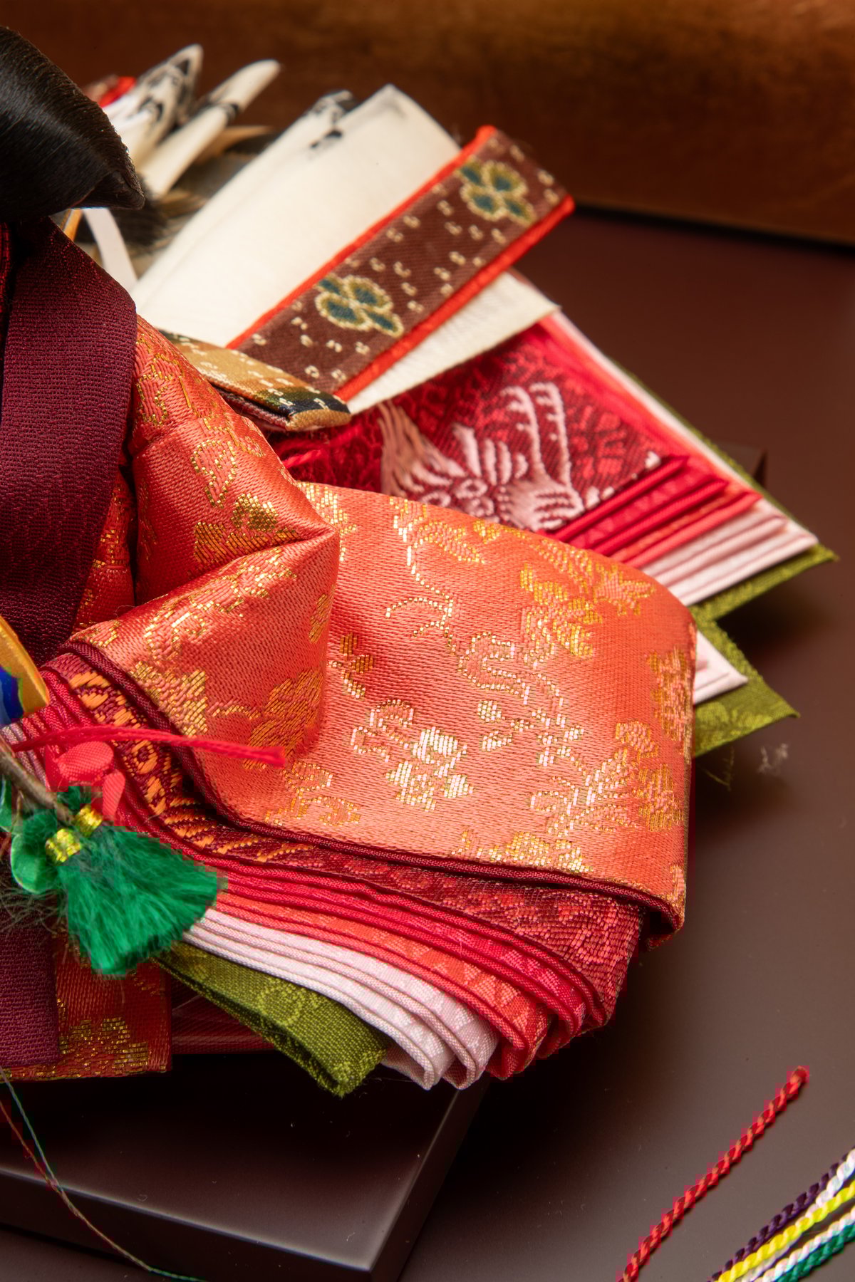 京十一番親王収納飾「牡丹唐草文錦：薄紫」 | 桂雛／小佐畑人形店