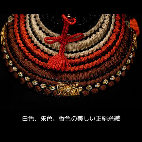 別所実正作 阿古陀形 二十四間総星兜 京唐紙二曲屏風飾り
