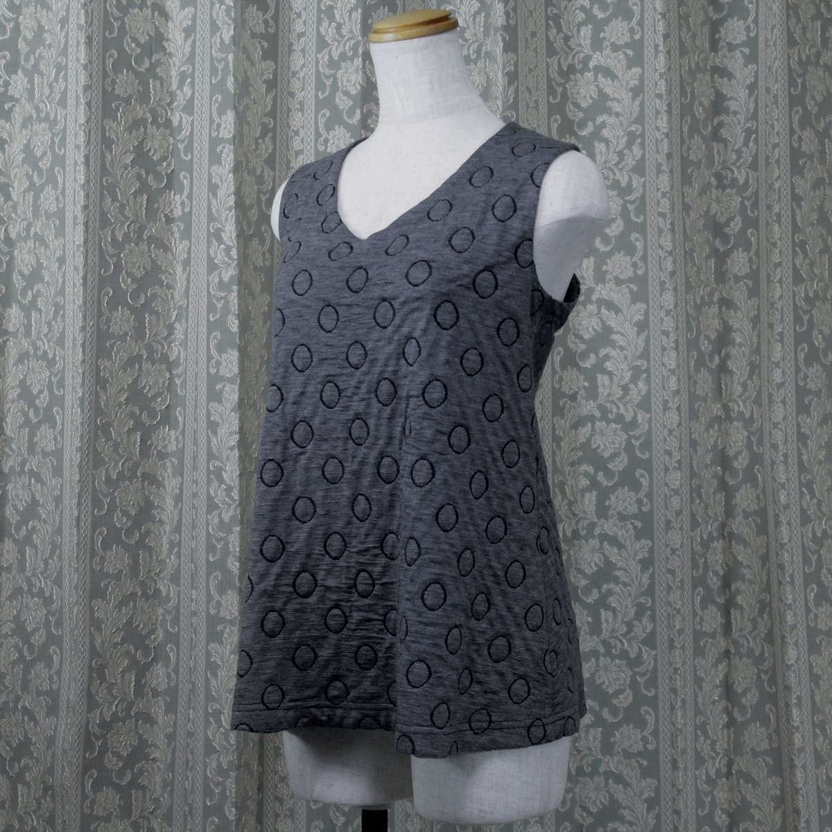 バッククロスシリーズ】立体水玉柄のノースリーブカットソー