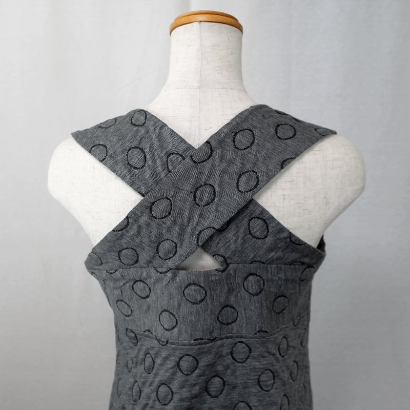 グレー 幾何学模様のノースリーブとボレロ バッククロスシリーズ】立体水玉柄のノースリーブカットソー