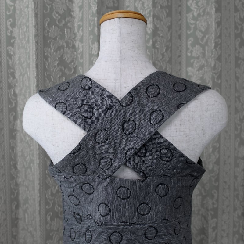 グレー 幾何学模様のノースリーブとボレロ グレー 幾何学模様のノースリーブとボレロ バッククロスシリーズ】立体