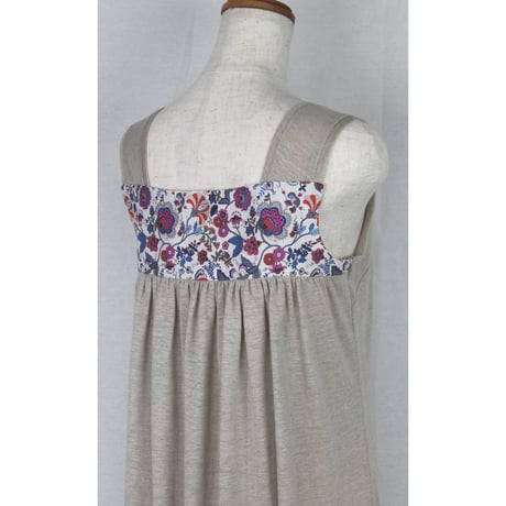 ワイドストラップVネックロングノースリーブ　本体：ヨーロッパリネン（生成り）、花柄：リバティプリント使用　G07