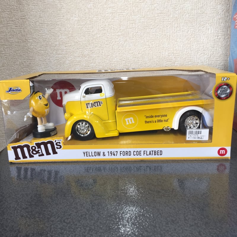 JADA TOYS 1/24 - FORD COE Flatbed Truck with M&M'S Yellow Figure - 1947