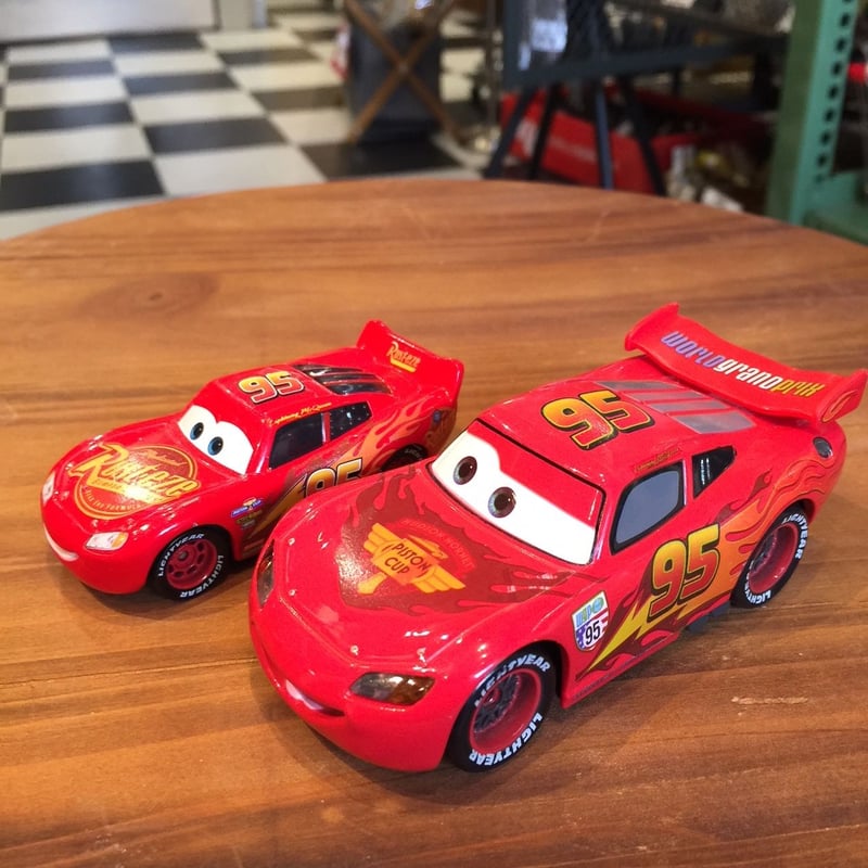 Disney Pixar Cars マックイーンPISTON CUP ラージサイズダイキャスト...