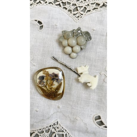 vintage grapes motif plastic brooch