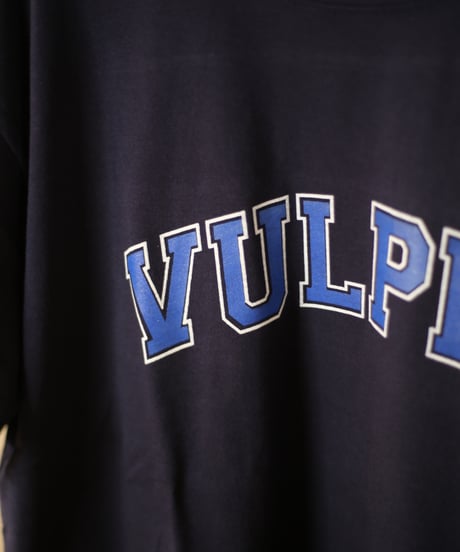【ORIGINAL BRAND】 Vulpes. / 6.2オンス College Logo Tシャツ (ユニセックス)