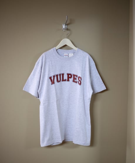 【ORIGINAL BRAND】 Vulpes. / 6.2オンス College Logo Tシャツ (ユニセックス)
