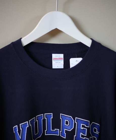 【ORIGINAL BRAND】 Vulpes. / 6.2オンス College Logo Tシャツ (ユニセックス)