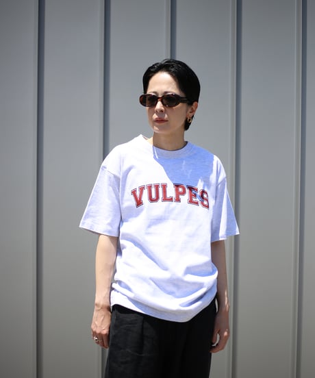 【ORIGINAL BRAND】 Vulpes. / 6.2オンス College Logo Tシャツ (ユニセックス)