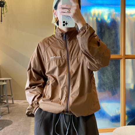 ナイロンジャケット XL ベージュ ロゴ入り 刺繍ロゴワッシャーナイロンジップアップハイネックジャケット