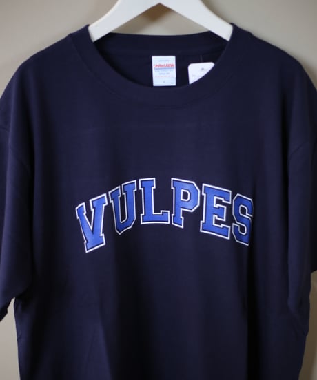 【ORIGINAL BRAND】 Vulpes. / 6.2オンス College Logo Tシャツ (ユニセックス)