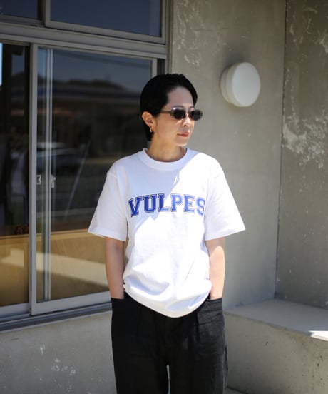 【ORIGINAL BRAND】 Vulpes. / 6.2オンス College Logo Tシャツ (ユニセックス)