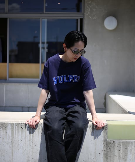 【ORIGINAL BRAND】 Vulpes. / 6.2オンス College Logo Tシャツ (ユニセックス)