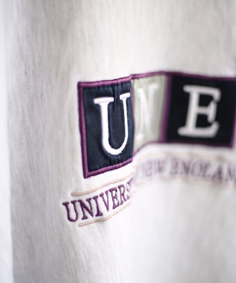【USED】UNE (University of New England) / リバースウィーブ カレッジ刺繍スウェット (ユニセックス)