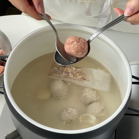 自然放牧で育った親鳥のひき肉でつくる鶏団子参鶏湯キット