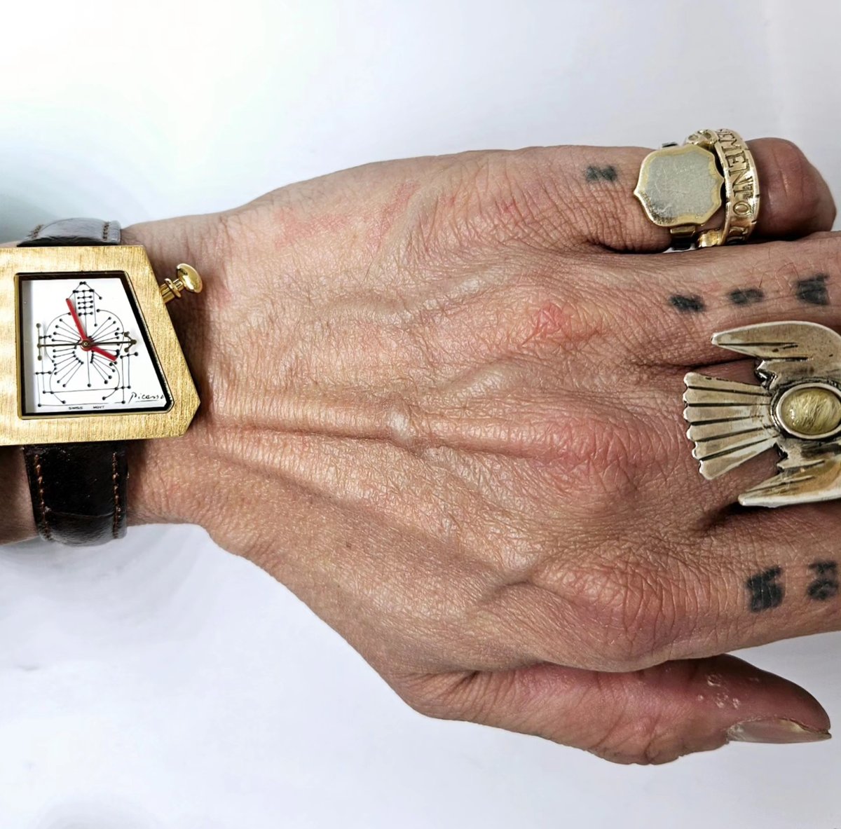 レア　ビンテージ　ピカソ財団公式　腕時計　ギターデザイン レア ビンテージ ピカソ財団公式 腕時計 ギターデザイン - メルカリ