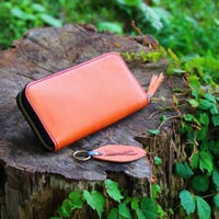 オリジナル  ラウンドジップタイプ  レザーウォレット / デザインバーニング/ファスナーロングタッセル/キーホルダー付き オレンジ×ネイビー
