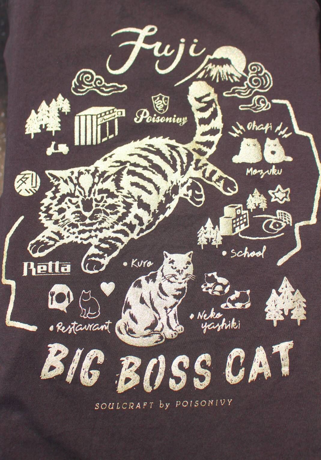 BIG BOSS CAT” Tシャツ/スミクロ×シャンパンゴールド(ラメ入り) | Pois