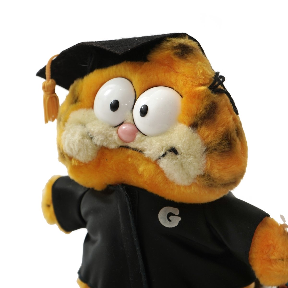 ガーフィールド ぬいぐるみ 卒業帽付き　目がプラ ガーフィールド ぬいぐるみ 革キャップ 目がプラ - メルカリ