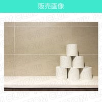 トイレットペーパーの並べられたトイレの写真画像