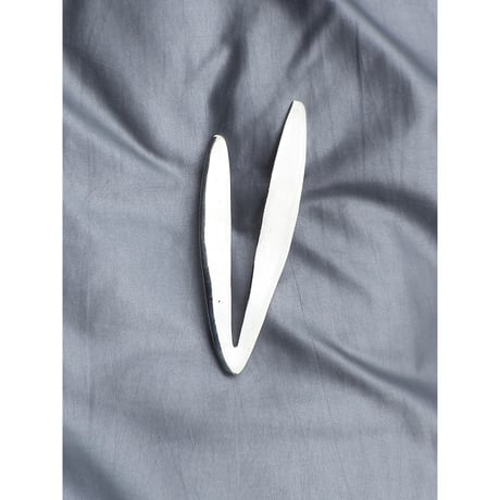 SV925 BROOCH / V