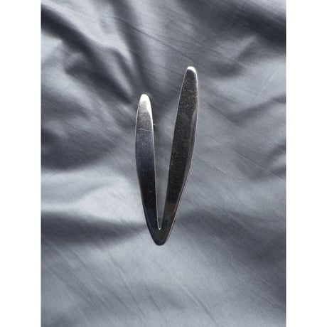 SV925 BROOCH / V
