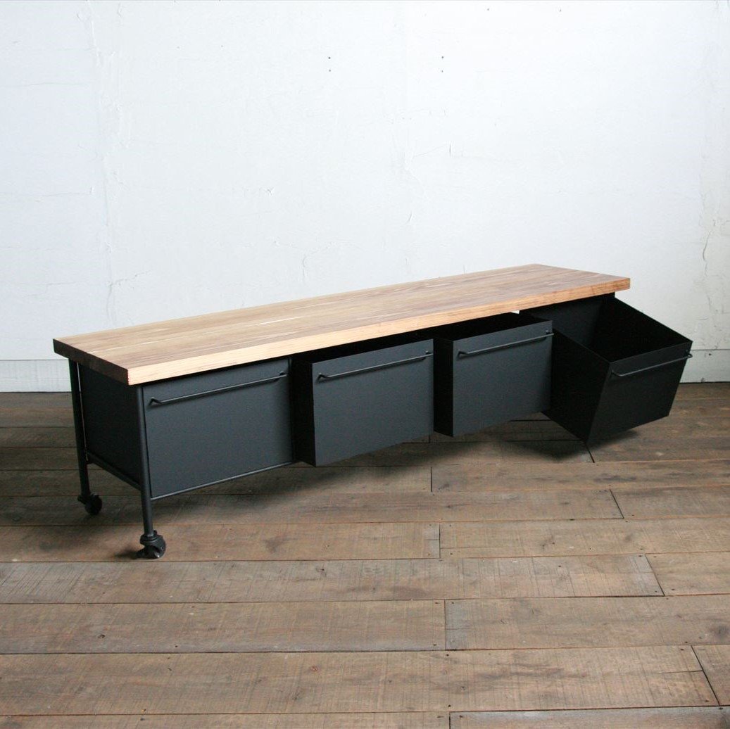 アイアンのローチェスト キャスター付き | EARL