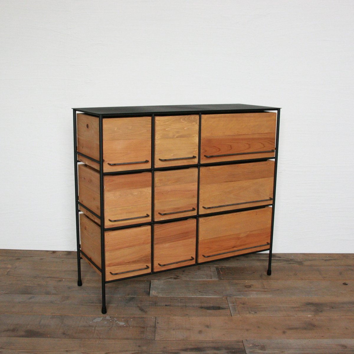 ✨アンティーク調な三段引き出しチェスト ✨脚は希少なアイアン製★シェルハンドル チェスト 天然木 箪笥 洋服 アンティーク 幅80 奥行40 高さ75 木製