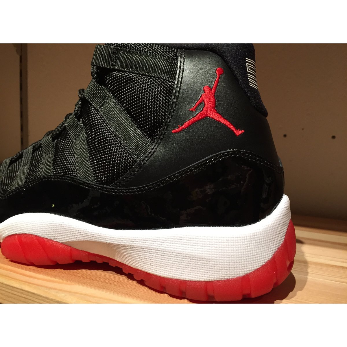 NIKE AIR JORDAN 11 RETRO "BRED"