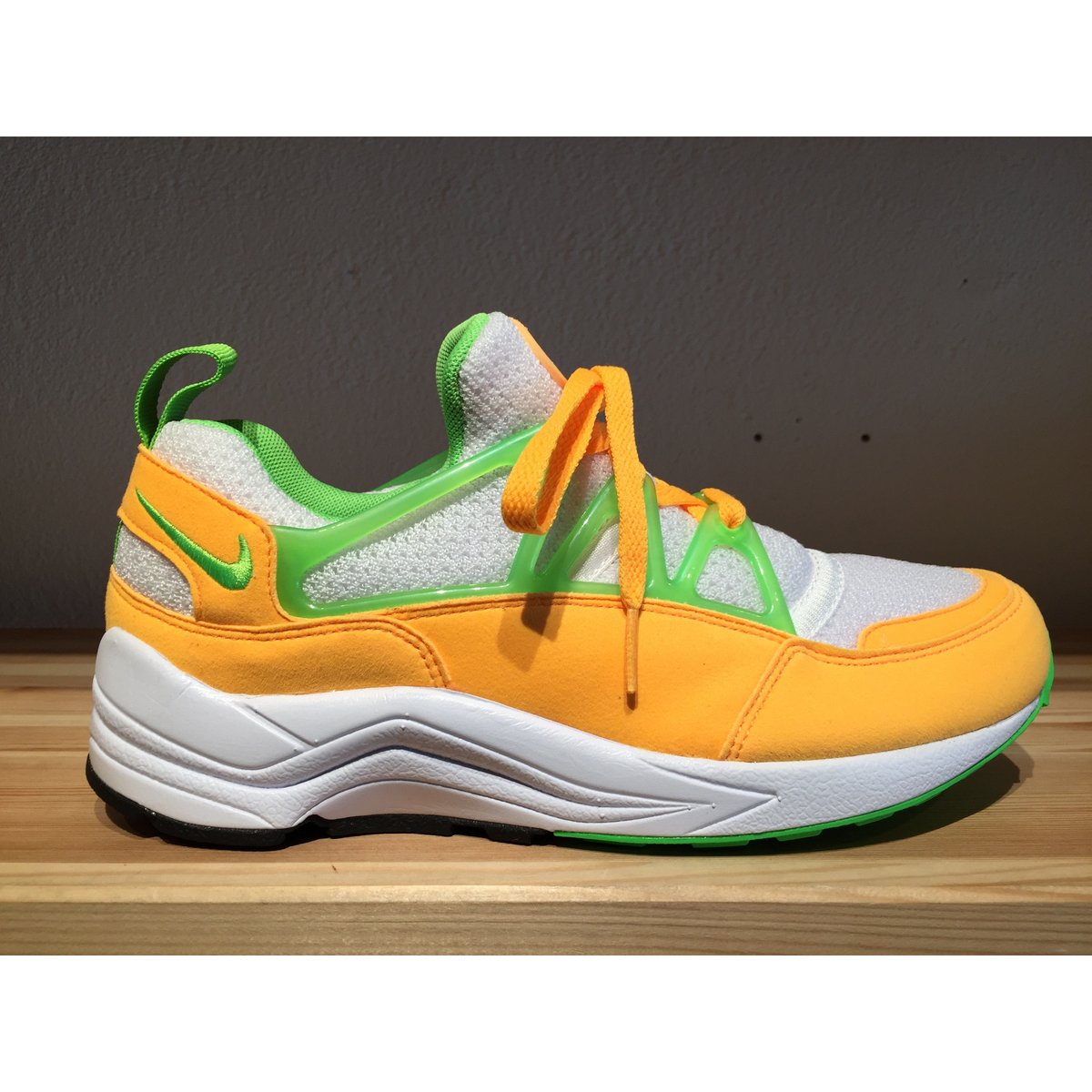 新品・未使用　NIKE AIR HUARACHE LIGHT 26.0㎝ nidd1068-003.jpg