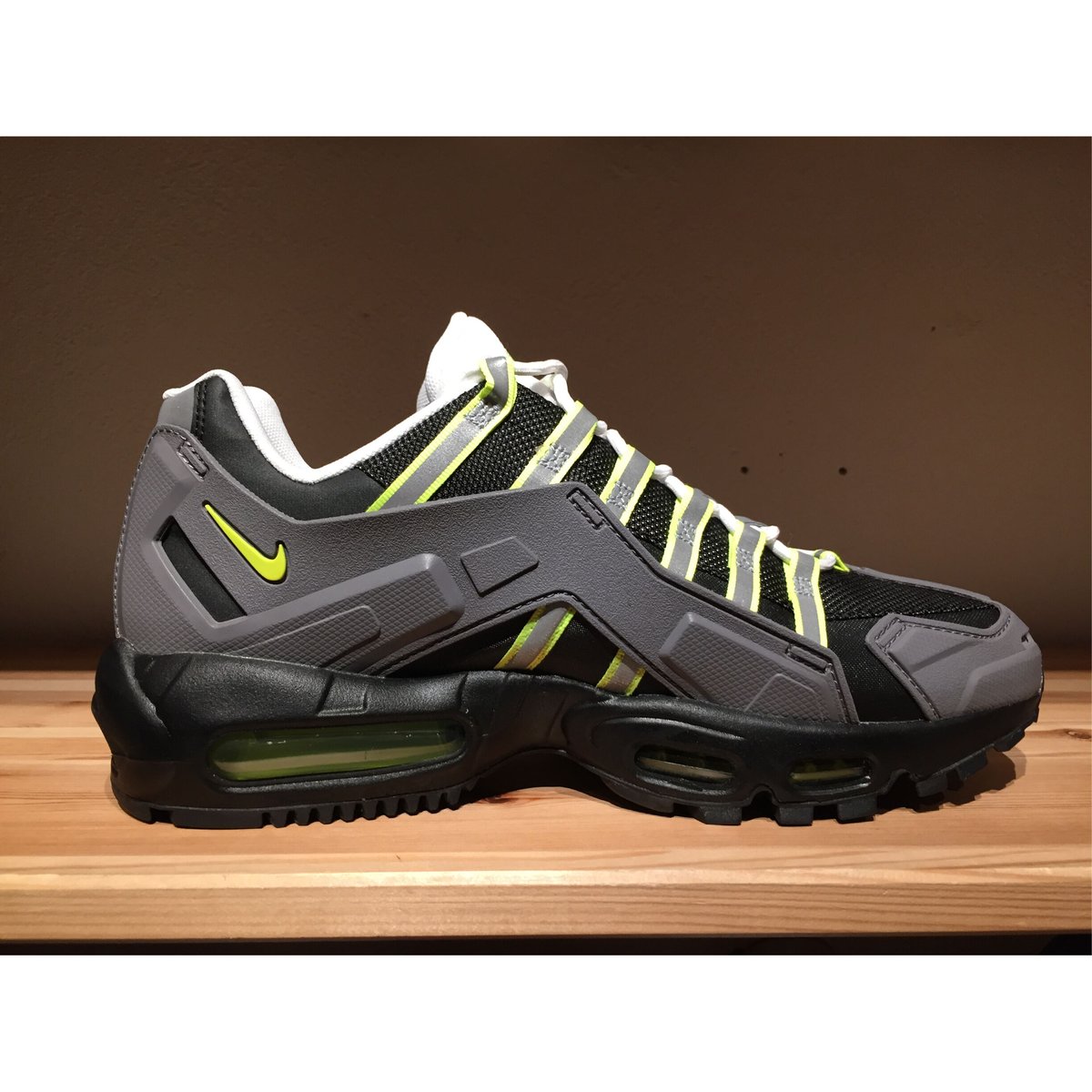 靴 NIKE AIRMAX95 NDSTRKT US10 NIKE AIR MAX 95 NDSTRKT ナイキ エア マックス イン