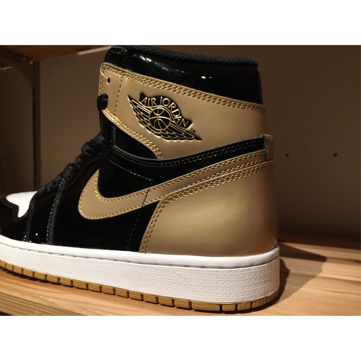 GOLD TOP3 NIKE AIR JORDAN 1 RETRO HIGH OG NR