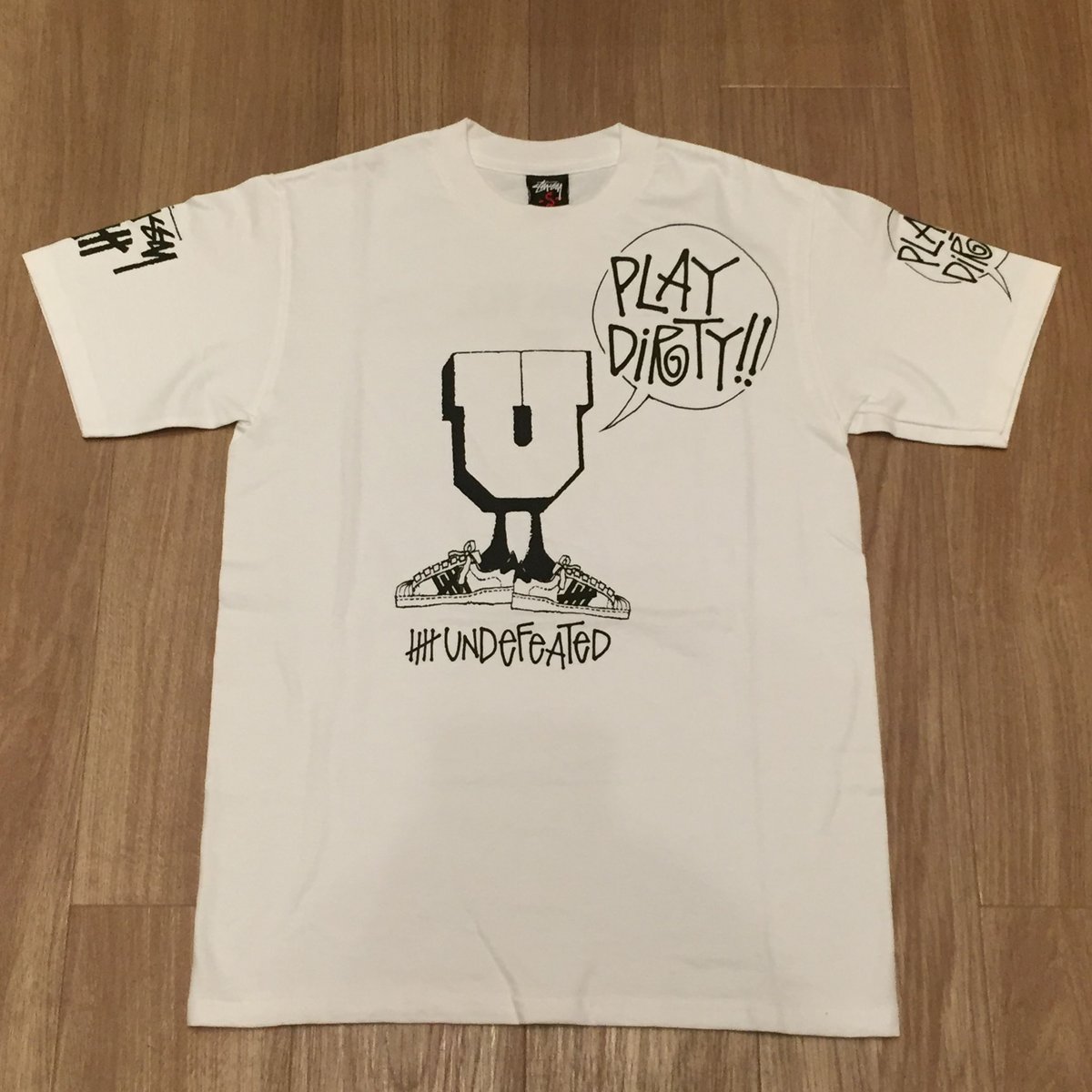 STUSSY と UNDEFEATEDのコラボTシャツ ☆STUSSY・UNDEFEATEDコラボ - STUSSY × UNDEFEATED PLA