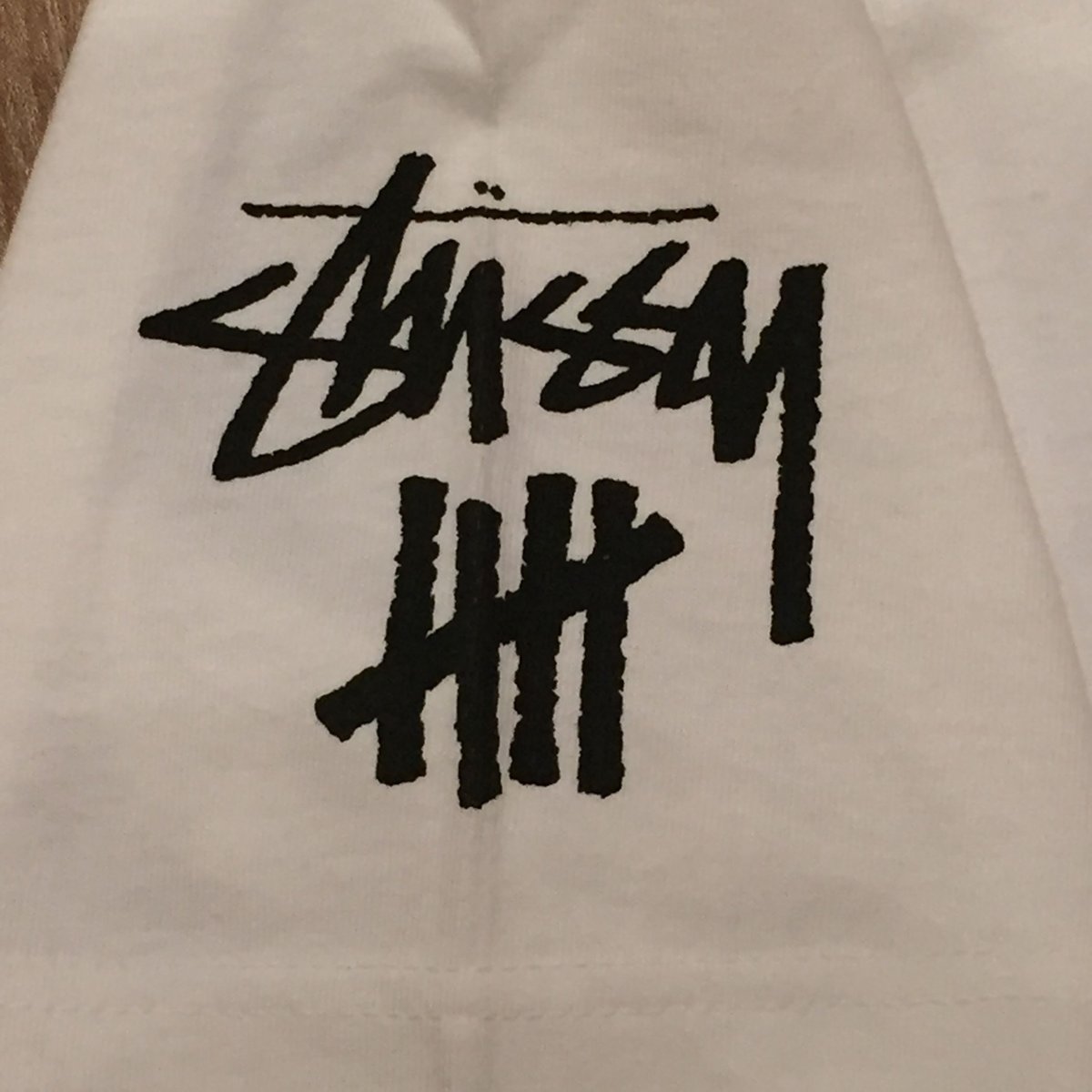 ☆STUSSY・UNDEFEATEDコラボ - STUSSY × UNDEFEATED PLA...