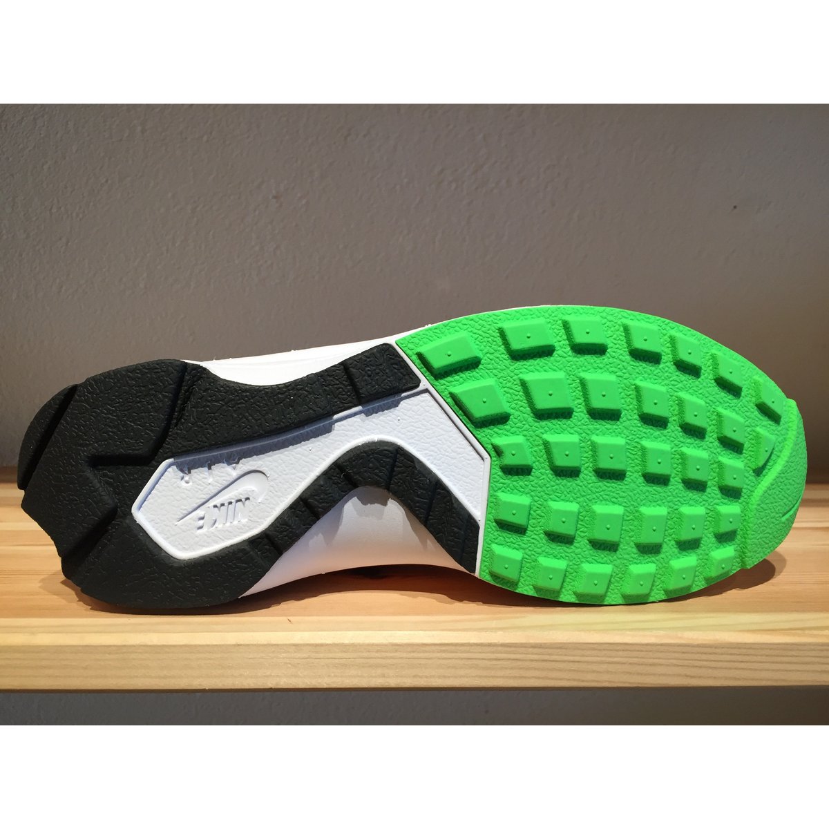 新品・未使用　NIKE AIR HUARACHE LIGHT 26.0㎝ nidd1068-003.jpg
