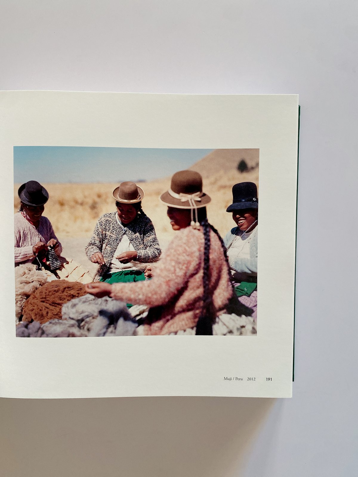 いつも世界は遠く、(直筆サイン入りポストカード付き） | BOOKNERD