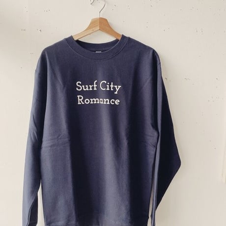 〈ご予約商品／10月下旬〜11月上旬お届け予定〉BOOKNERD ORIGINAL SWEATSHIRT "SURFCITY ROMANCE"
