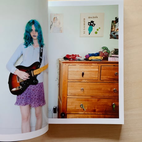 (サイン本)She said the 1975 reminded her of how Parma Violets taste