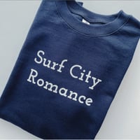 〈ご予約商品／10月下旬〜11月上旬お届け予定〉BOOKNERD ORIGINAL SWEATSHIRT "SURFCITY ROMANCE"