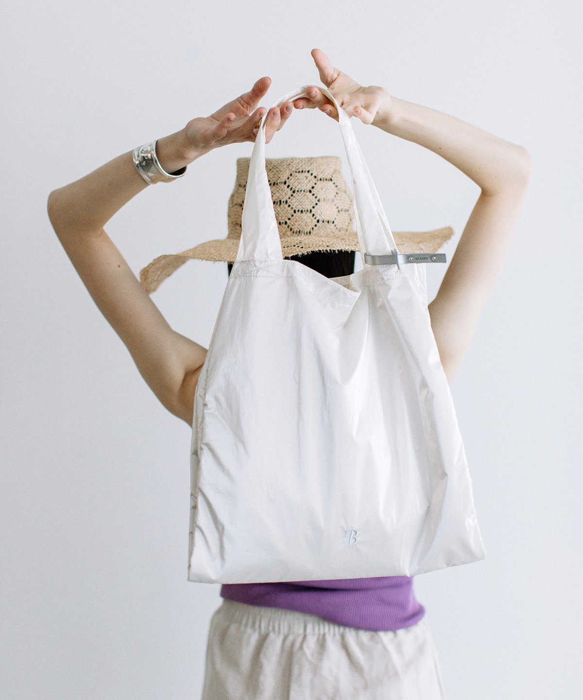 B-24053】BEAURE ロゴ刺繍入りワッシャーメタリックトート B-24053】BEAURE ロゴ刺繍入りワッシャーメタリックトート