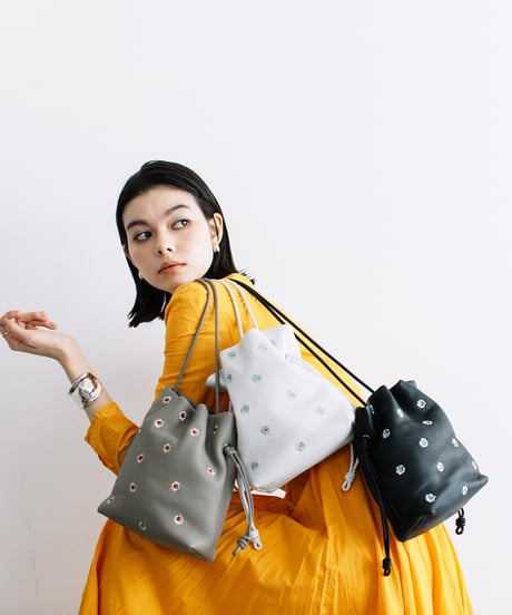 【B-23414】BEAURE カウレザー メタリックフラワー刺繍 巾着ショルダー