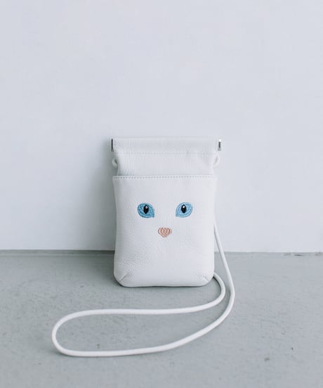 【B-24019】BEAURE カウレザー　ネコ刺繍 口金スマホショルダー